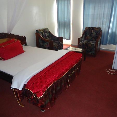 Brisk Hotel Triangle Njeru Ngoại thất bức ảnh