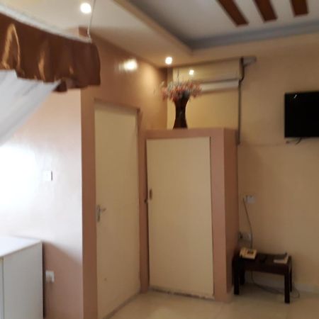 Brisk Hotel Triangle Njeru Ngoại thất bức ảnh