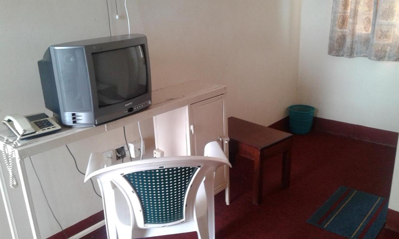 Brisk Hotel Triangle Njeru Ngoại thất bức ảnh