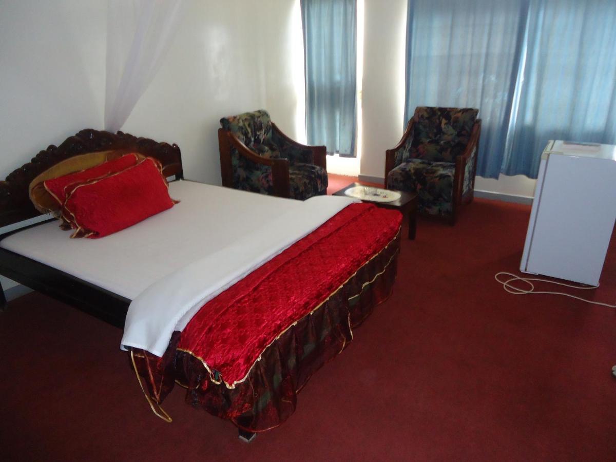 Brisk Hotel Triangle Njeru Ngoại thất bức ảnh