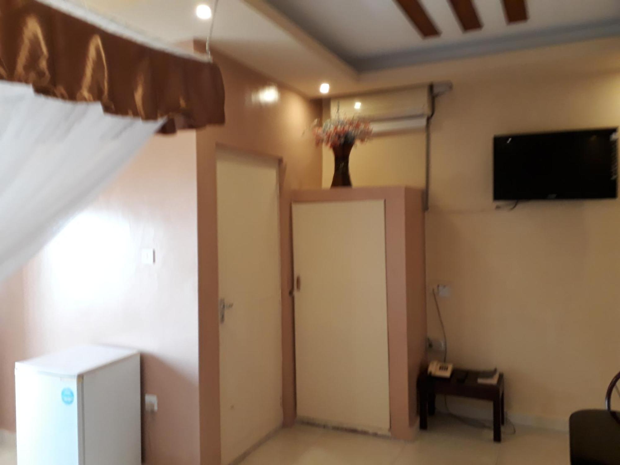 Brisk Hotel Triangle Njeru Ngoại thất bức ảnh