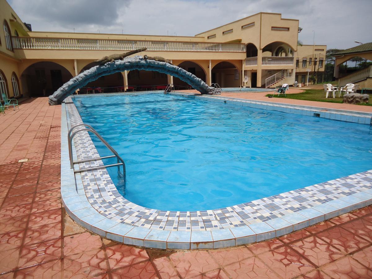 Brisk Hotel Triangle Njeru Ngoại thất bức ảnh