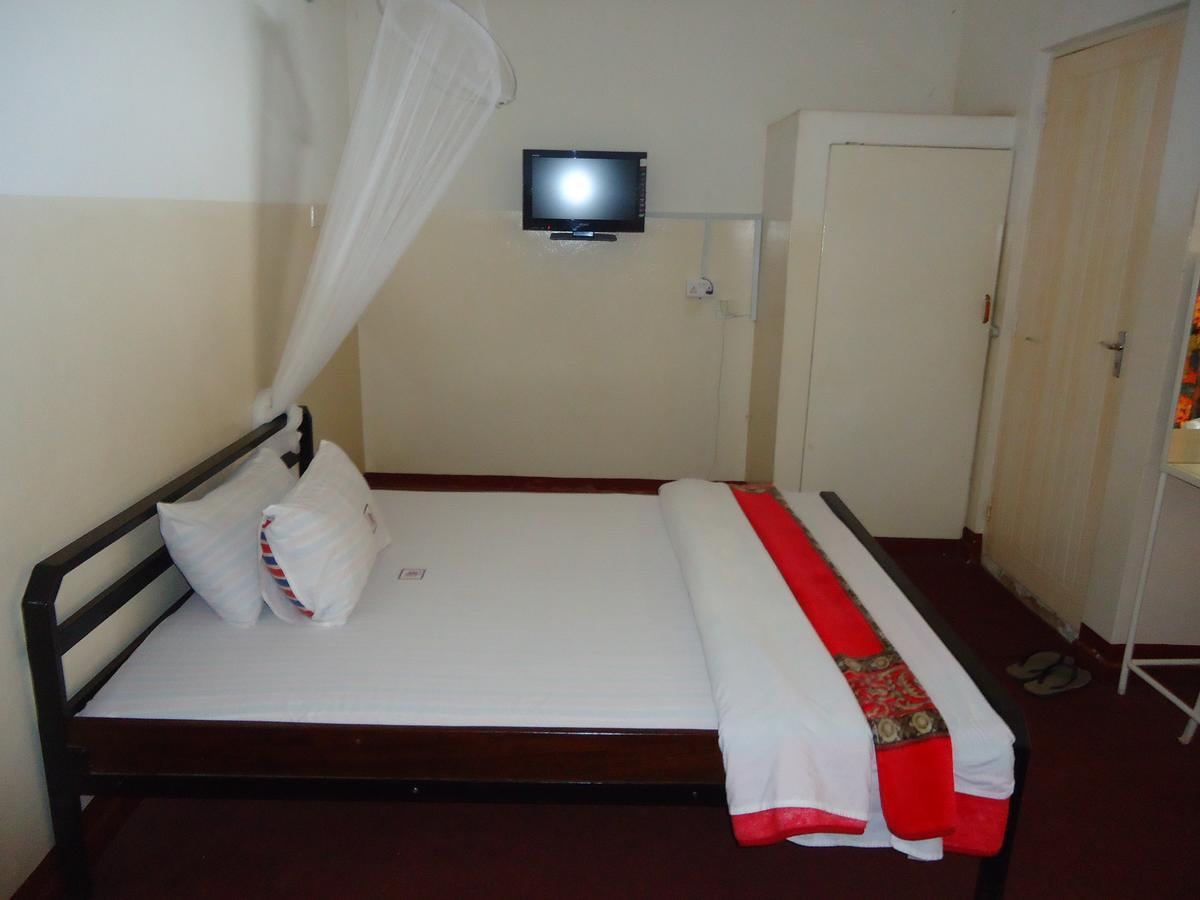 Brisk Hotel Triangle Njeru Ngoại thất bức ảnh