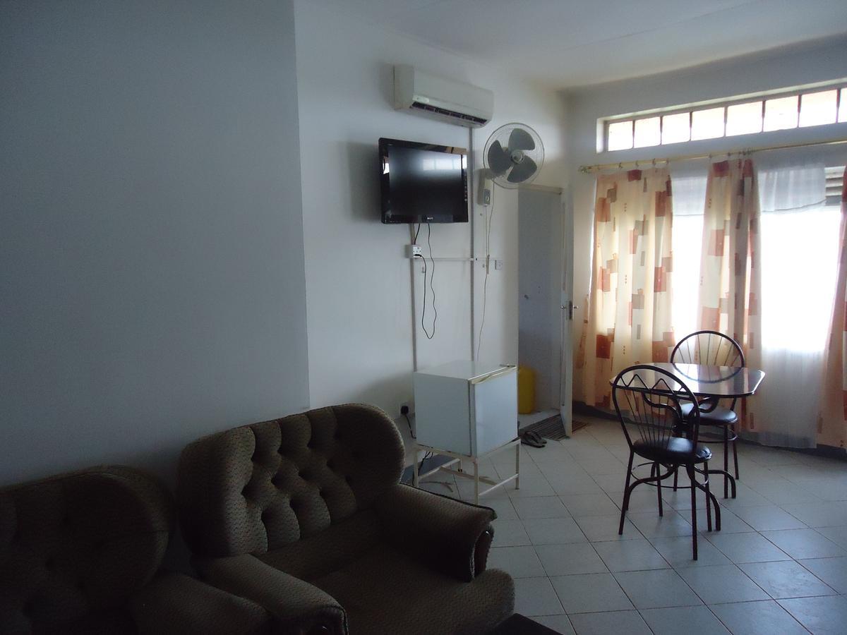 Brisk Hotel Triangle Njeru Ngoại thất bức ảnh