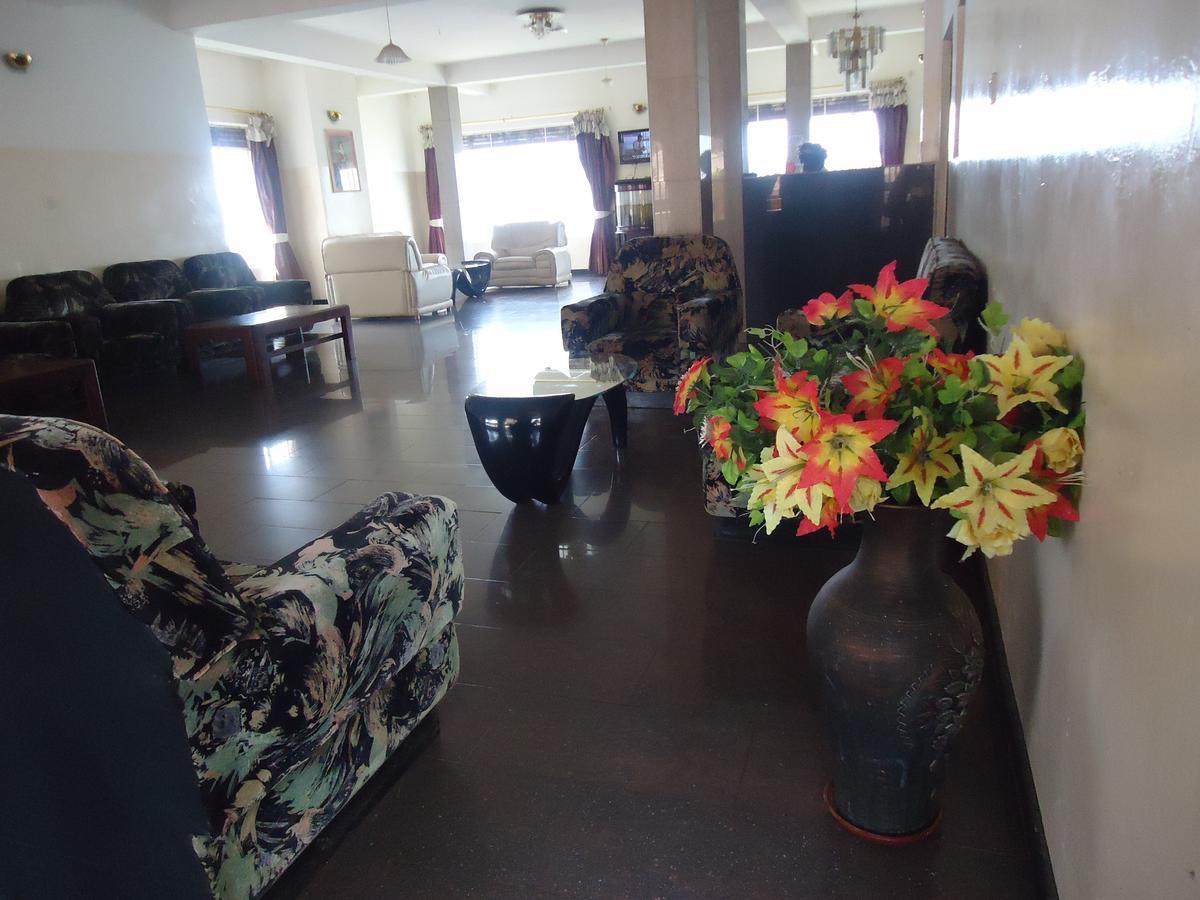 Brisk Hotel Triangle Njeru Ngoại thất bức ảnh