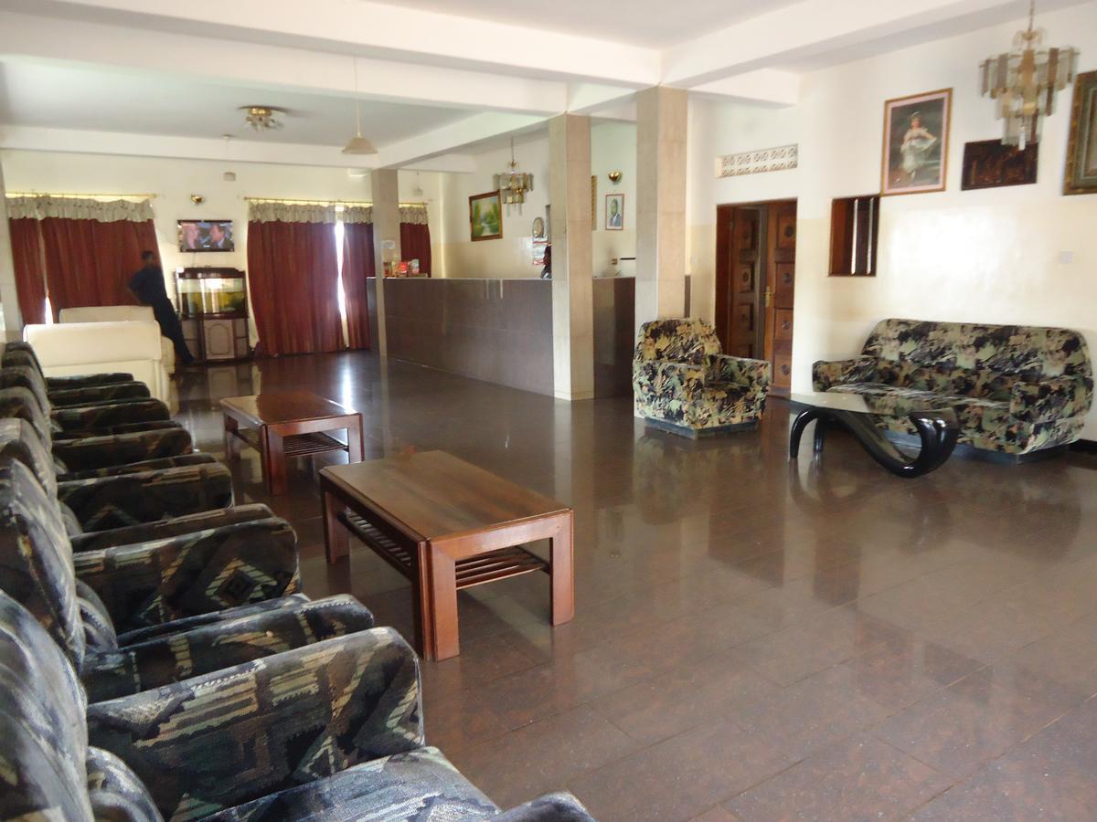Brisk Hotel Triangle Njeru Ngoại thất bức ảnh