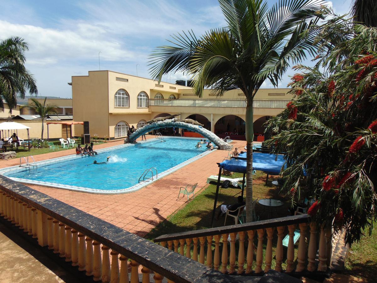Brisk Hotel Triangle Njeru Ngoại thất bức ảnh