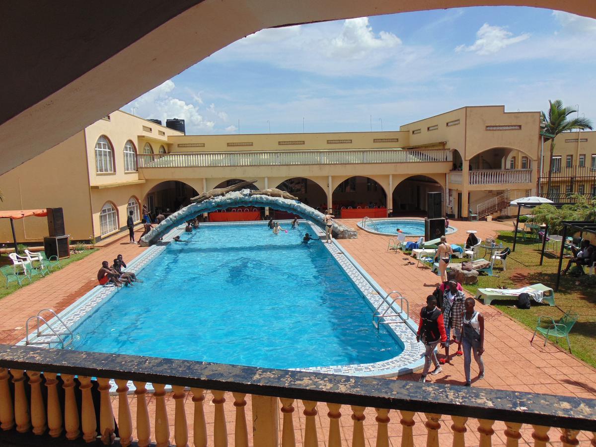 Brisk Hotel Triangle Njeru Ngoại thất bức ảnh