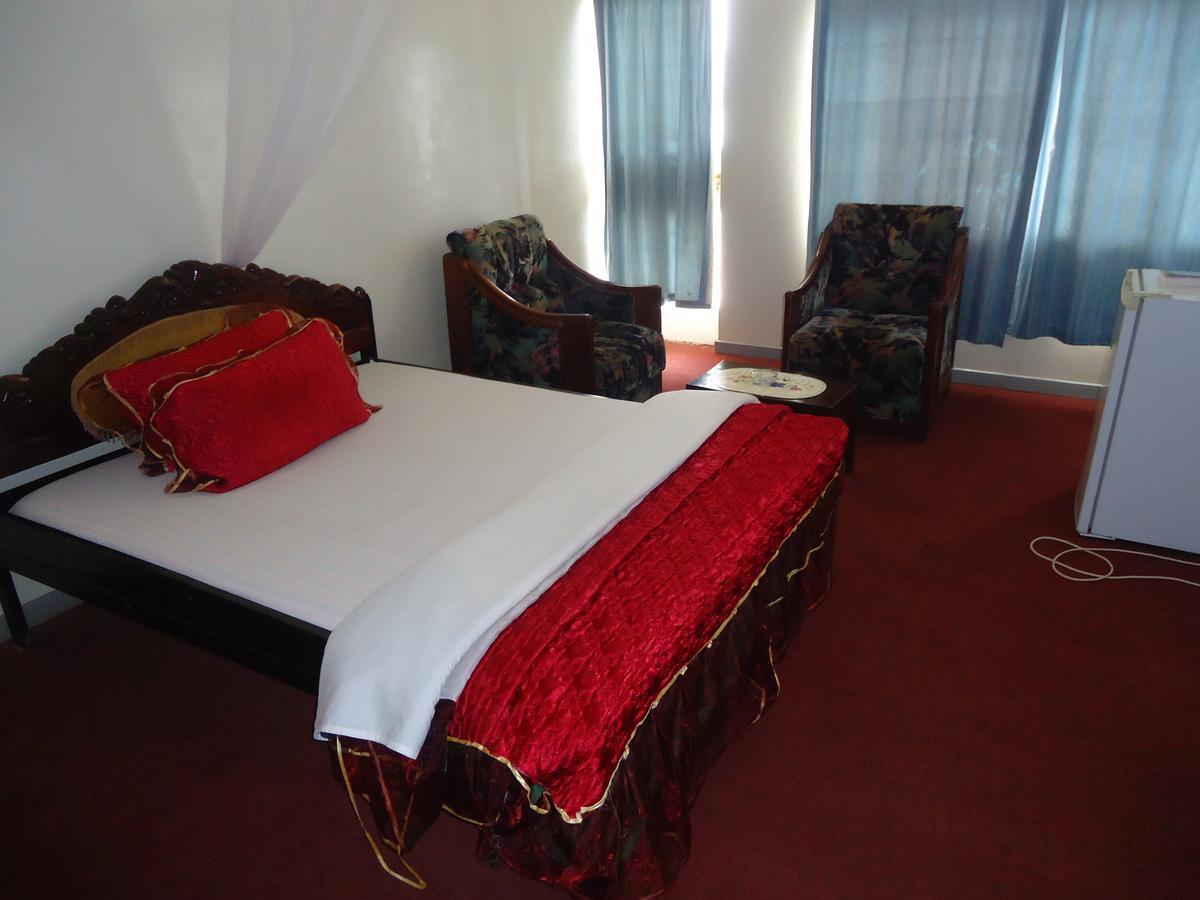 Brisk Hotel Triangle Njeru Ngoại thất bức ảnh