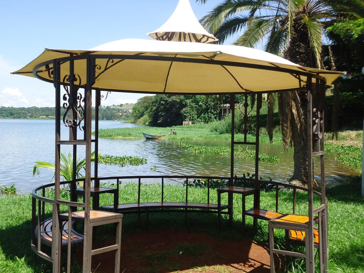 Brisk Hotel Triangle Njeru Ngoại thất bức ảnh