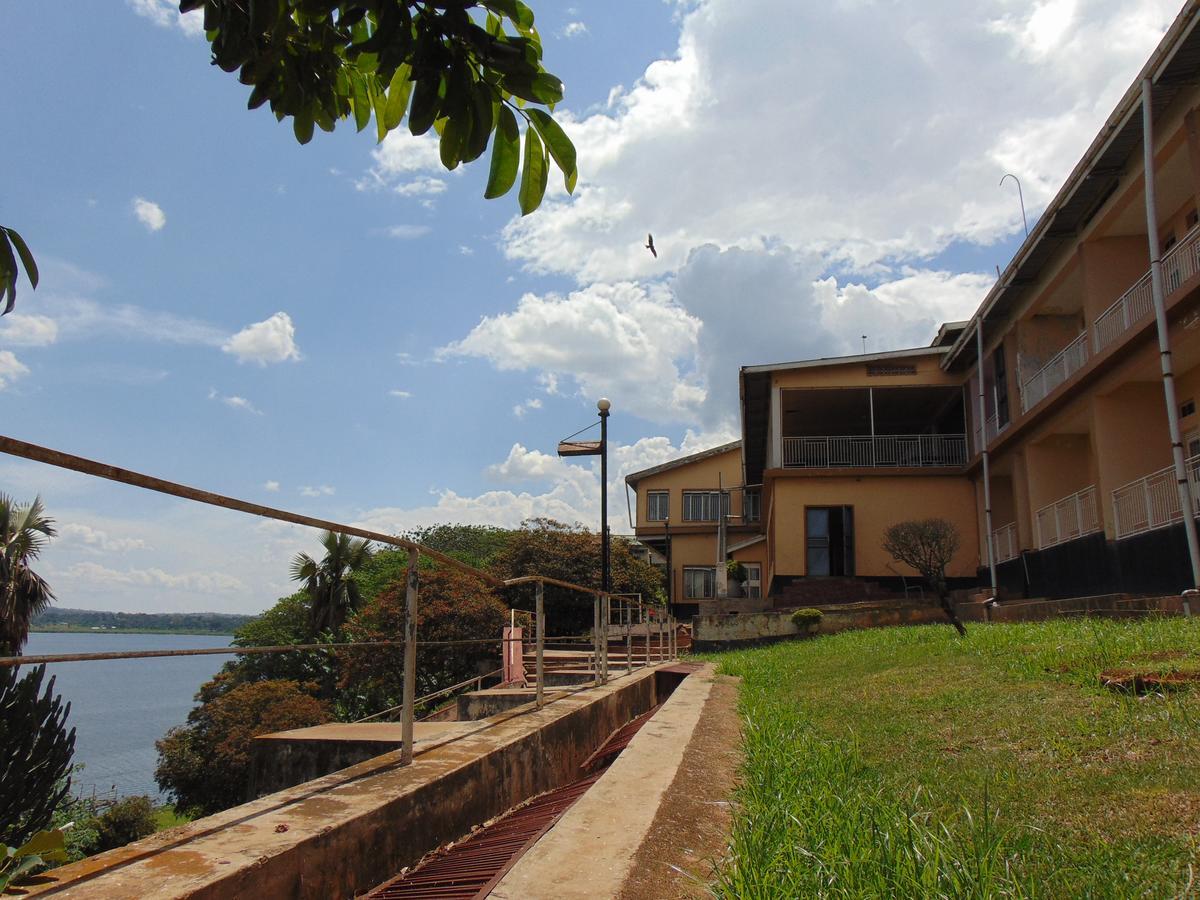 Brisk Hotel Triangle Njeru Ngoại thất bức ảnh