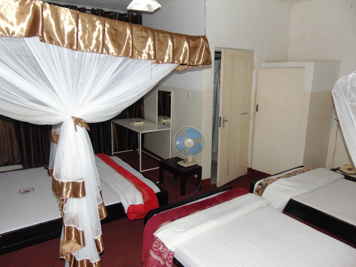 Brisk Hotel Triangle Njeru Ngoại thất bức ảnh