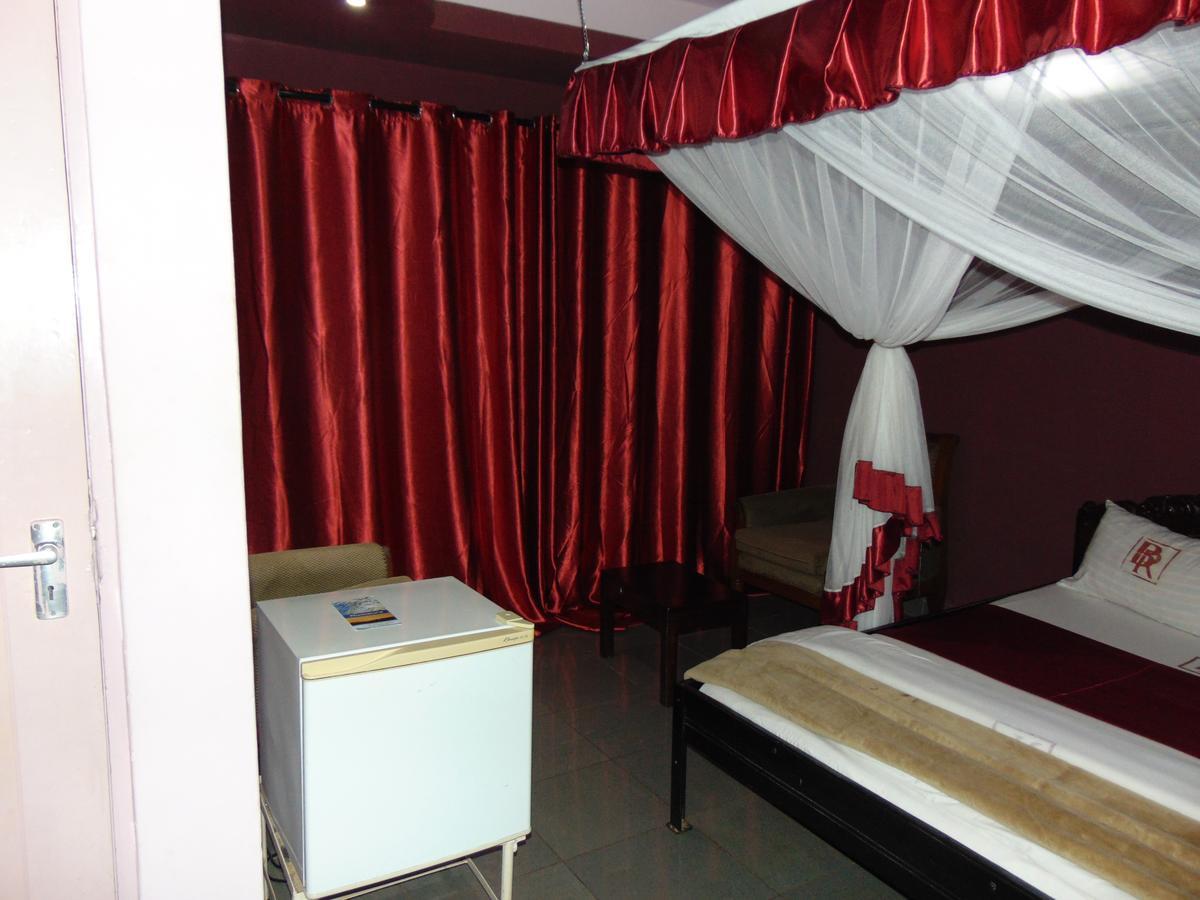 Brisk Hotel Triangle Njeru Ngoại thất bức ảnh