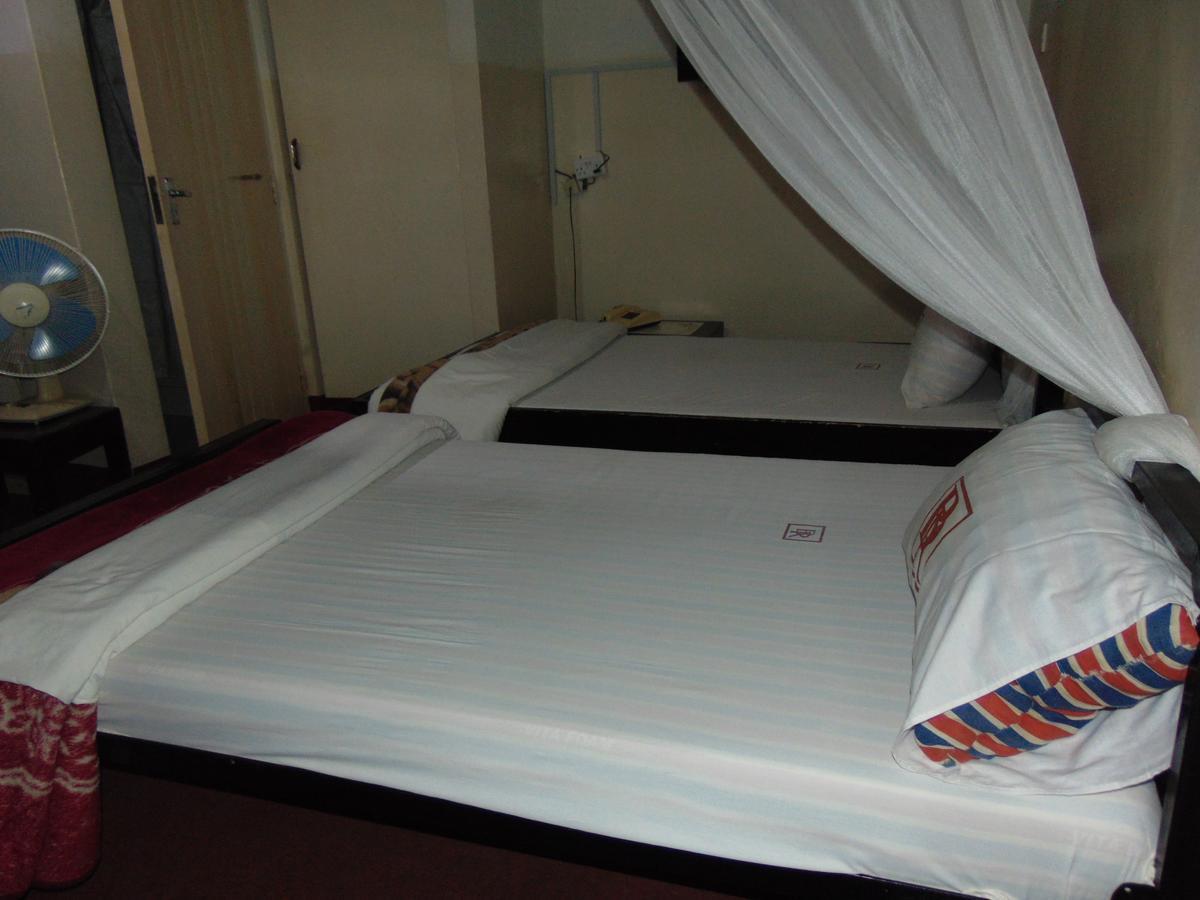 Brisk Hotel Triangle Njeru Ngoại thất bức ảnh