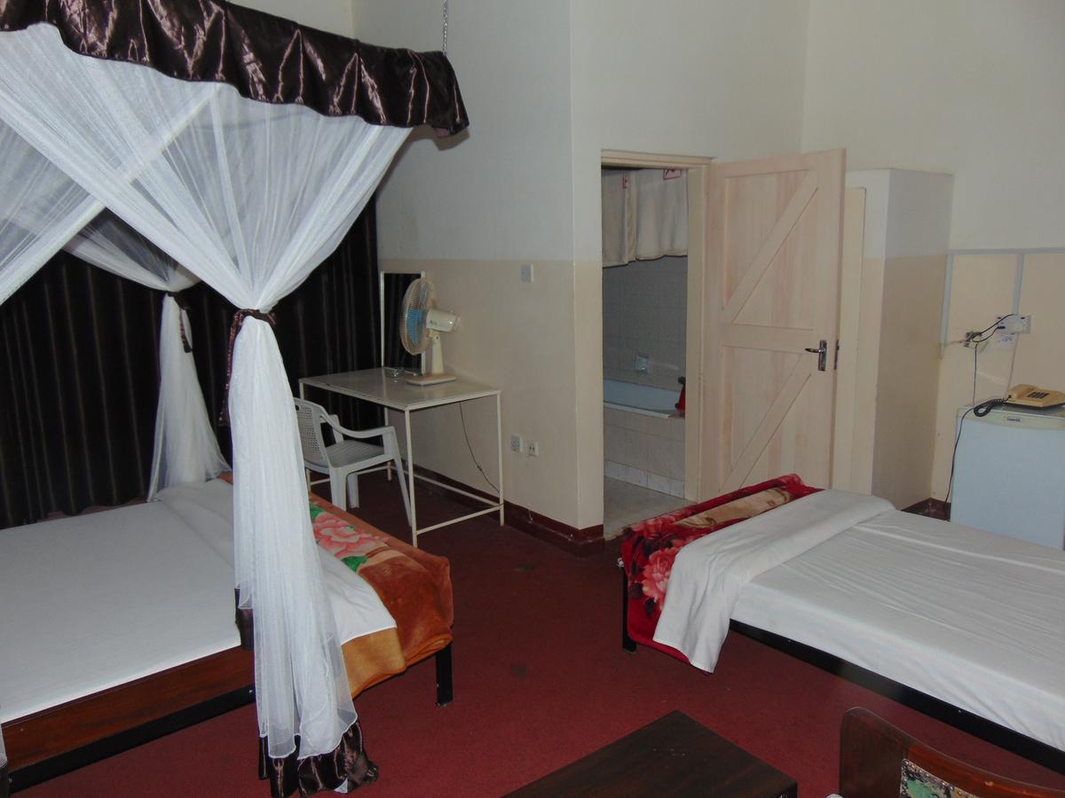 Brisk Hotel Triangle Njeru Ngoại thất bức ảnh