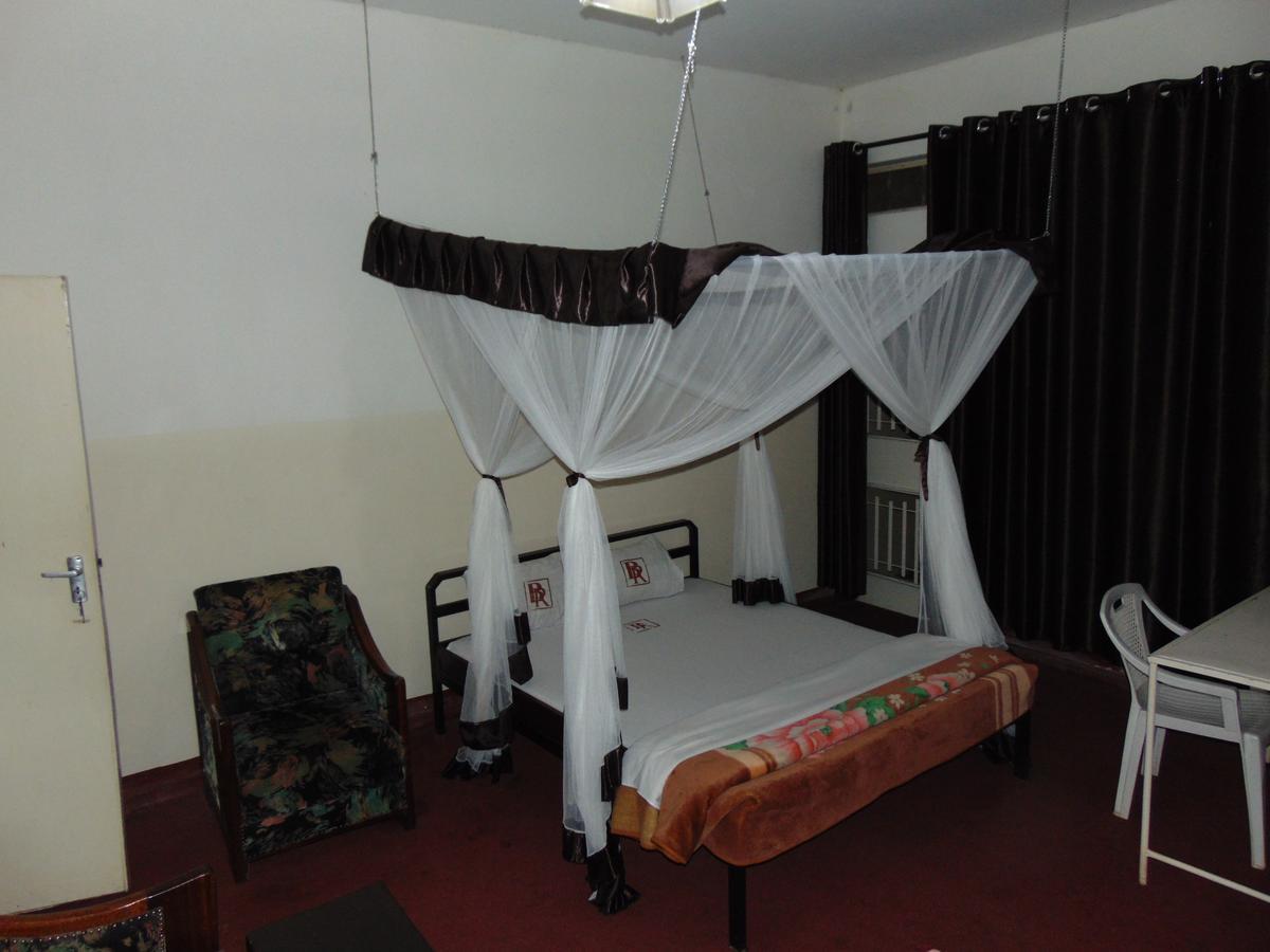 Brisk Hotel Triangle Njeru Ngoại thất bức ảnh