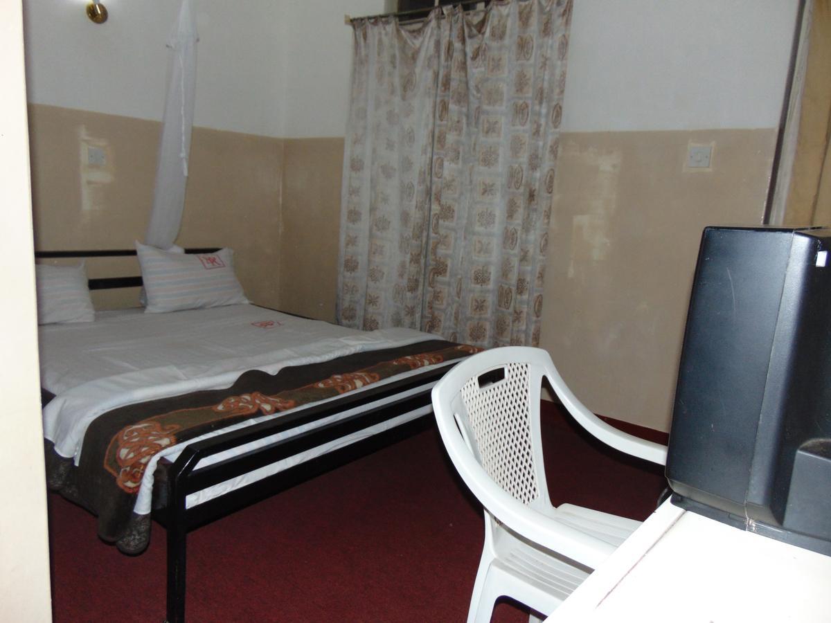 Brisk Hotel Triangle Njeru Ngoại thất bức ảnh