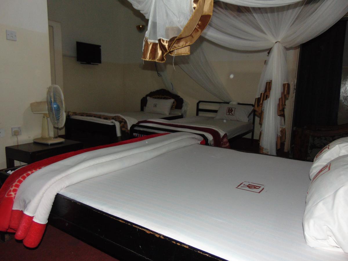 Brisk Hotel Triangle Njeru Ngoại thất bức ảnh