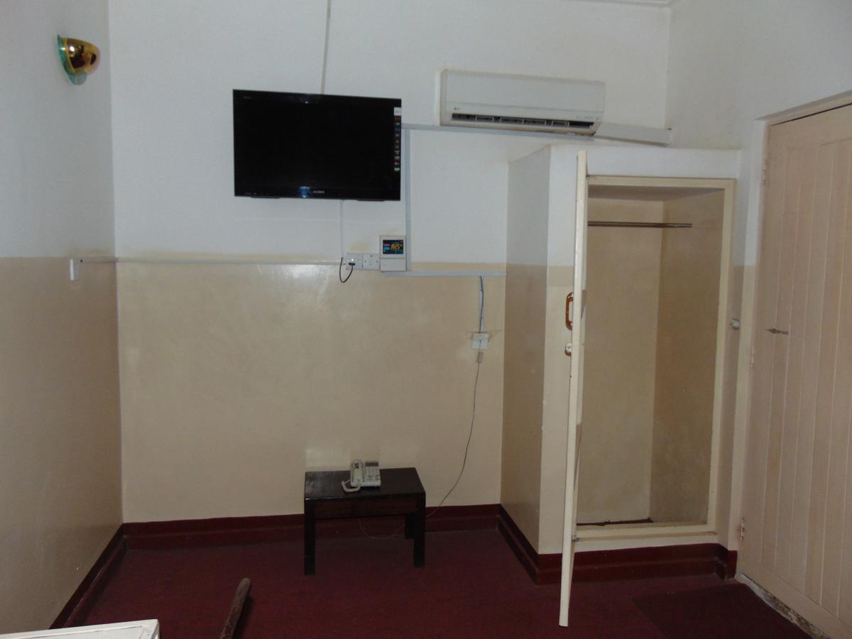 Brisk Hotel Triangle Njeru Ngoại thất bức ảnh