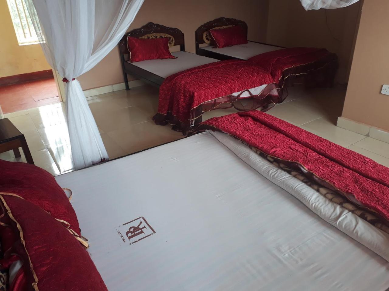 Brisk Hotel Triangle Njeru Ngoại thất bức ảnh