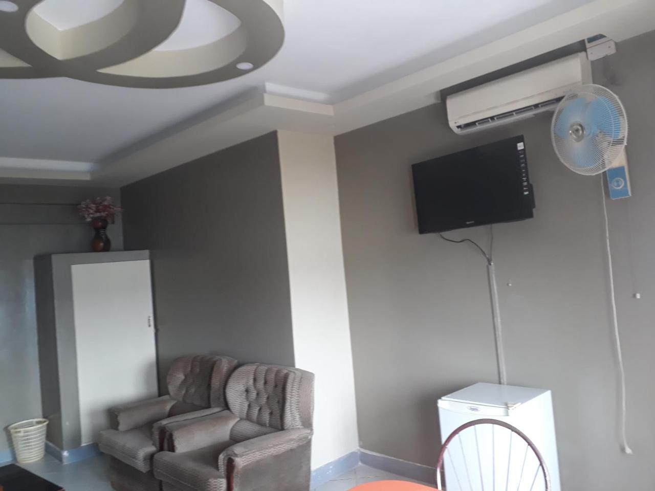 Brisk Hotel Triangle Njeru Ngoại thất bức ảnh