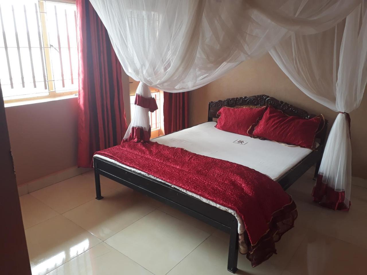 Brisk Hotel Triangle Njeru Ngoại thất bức ảnh