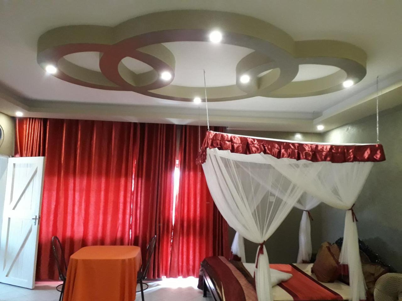 Brisk Hotel Triangle Njeru Ngoại thất bức ảnh