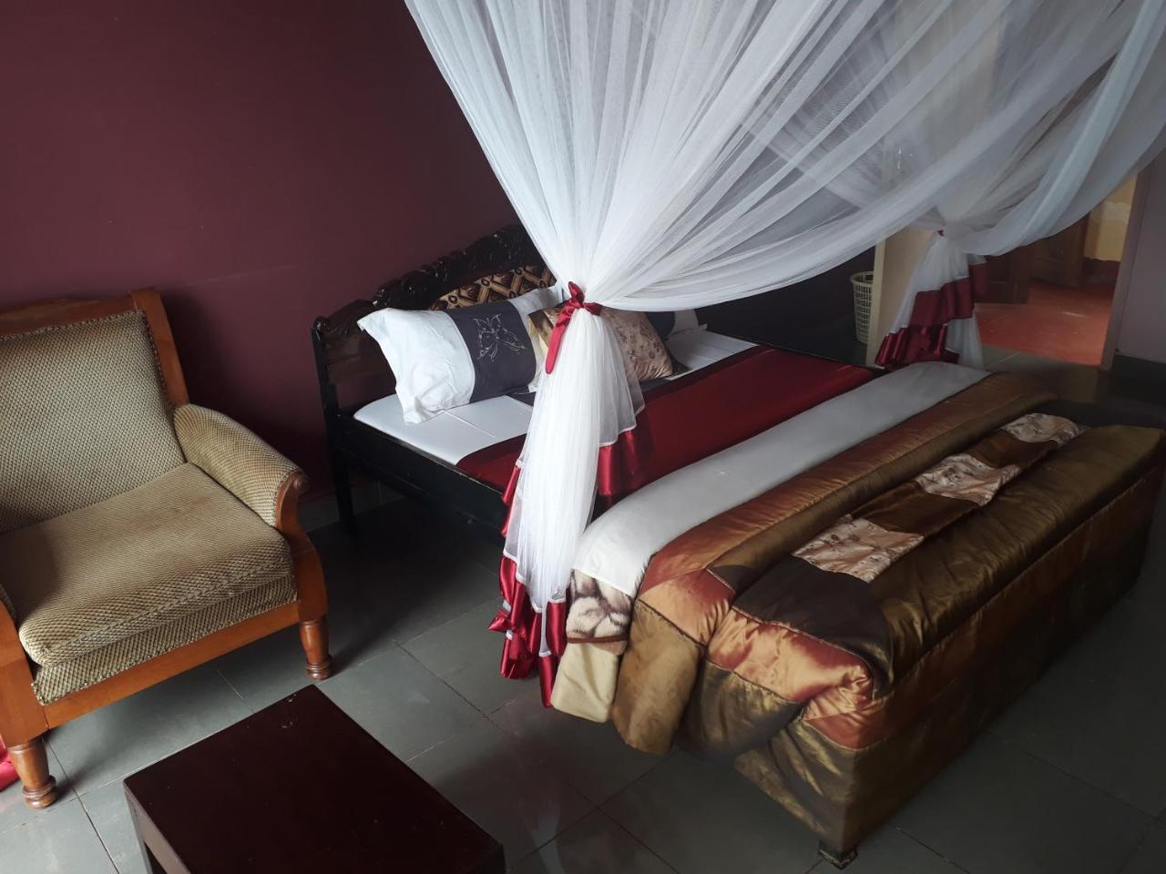 Brisk Hotel Triangle Njeru Ngoại thất bức ảnh